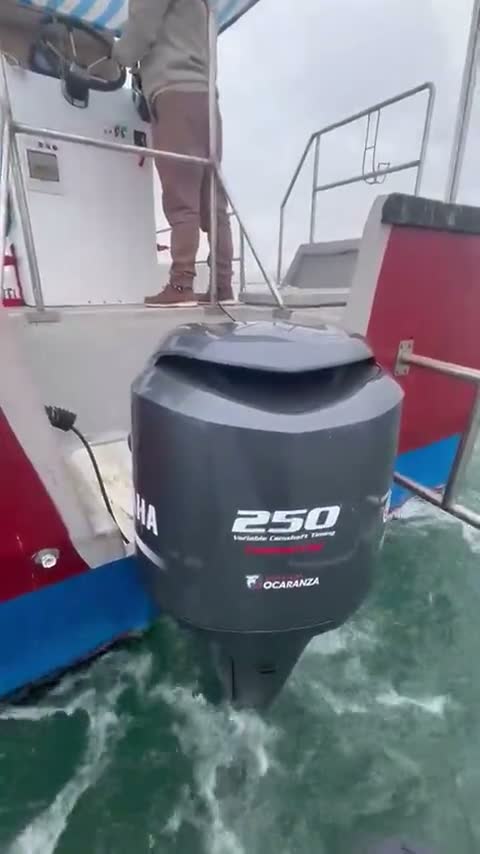 El motor de la lancha dejando estela mientras navega